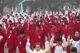现在的课间操好时髦，不跳传统第八套广播体操了，都改跳这了视频封面