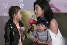贾静雯一家五口罕见同框：全家草地上嗨玩，各种摆拍好有爱！视频封面