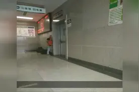 妈妈生二胎，家人都去照顾二宝了，大宝却在手术室外等妈妈视频封面