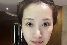 因“海藻”一角而走红，纯美的外表加上温柔的性格，被夸为乖乖女图片