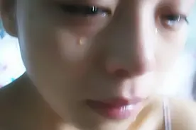 哭过后浮肿的双眼让人尴尬又害羞，1招简单快速去除浮肿图片