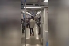 实拍南京地铁一女孩见人就吐口水 让人无语！图片