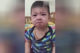 感觉这个男孩承担这全世界最大的委屈，这眼泪汪汪的太萌了！图片