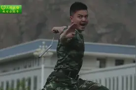 双节棍都让武警叔叔给玩坏了图片
