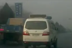 彪悍农用三轮与警车上演别车大战，就算不愿缴费也不能这样一直别图片