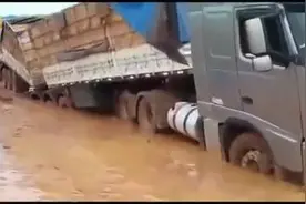大货车过泥潭遭遇陷车，司机后悔不已，赶忙请求救援！图片