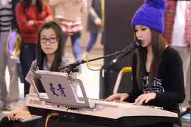 曼青经典LIVE，街头弹唱《你那么爱他》，惨遭眼镜妹抢镜！图片