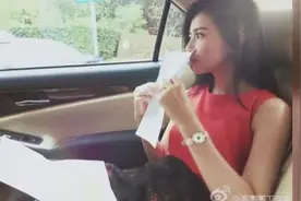 裙靓丽的高圆圆穿黑色蕾丝在豪车中工作！视频封面