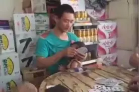 男子边打牌边喂宝宝喝自己的“奶”，这样的好爸爸真是不多见了图片