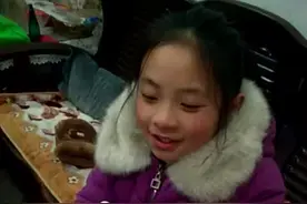 看看涂了唇膏是怎么吃东西的。视频封面