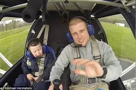 英国一哥哥带残疾弟弟高空飞行圆其飞行梦图片