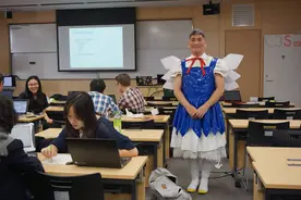 真爱“宅文化” 日本一大学教授穿女仆装上课图片