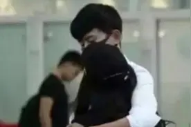 谢娜顶着大肚子去机场接张杰，张杰的这个动作让谢娜感动了！视频封面