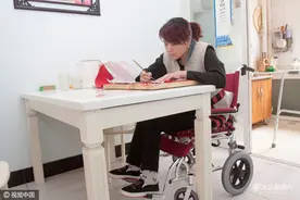德州残疾女子轮椅上“剪出一片天”图片