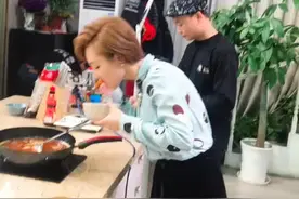 这大概是全台唯一一个主持人在直播节目中可以使劲使劲吃 节目组的人从开播到现在眼睁睁看着一个个的胖起来  除了我视频封面