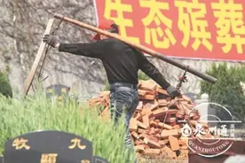 泉州收金灰人：500铁桶收金灰 为防盗夜宿骨灰堂图片