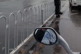 咸阳街头的擦车大爷，手拿鸡毛掸子先擦车后乞讨！图片
