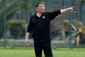 什么情况？抢国足饭碗，男篮开始踢上足球了图片