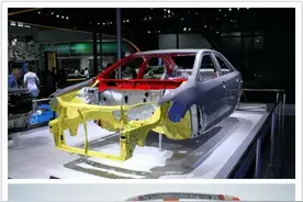 日系车真的铁皮薄？奔驰塑料壳PK日系铁皮壳  孰负?图片