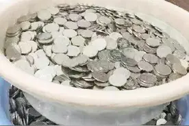 公交公司用硬币发工资图片