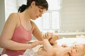 手把手教你给宝宝换纸尿裤图片