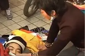 她放下尊严向路人下跪，只为挽救危在旦夕的小男孩图片
