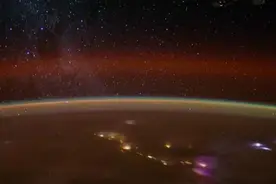 从太空看月落、看日出！图片