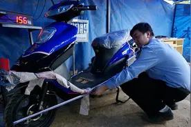 柳州交警2012年起发放的电动车“红牌”有效期至2017年图片
