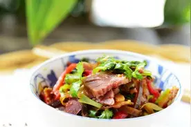 不用去排队也能吃到香辣的头菜拌牛肉，这种感觉就是爽！图片