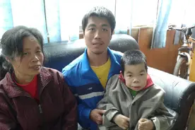 开江暖心哥哥悉心呵护侏儒妹妹图片