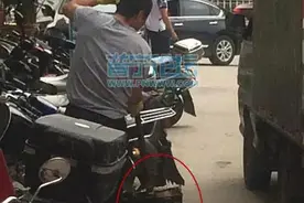 普宁：光天化日竟有人打捞厨房排污物，这是要做地沟油吗？图片