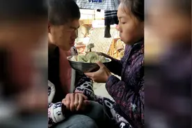 农村的小姑娘伺候残疾哥哥已经十年了 真是太不容易了视频封面