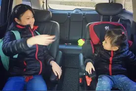 二孩时代｜姐姐我爱你：小宝也懂手足情深图片
