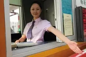 笑喷了！收费站美女与小伙子的激情对话图片