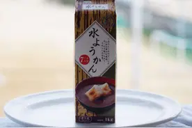 一眼看过去很正常的“牛奶盒”，打开后却会倒出各色美味图片