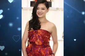 大S穿抹胸连体裤好性感 但满脚的斑点太吓人了！视频封面