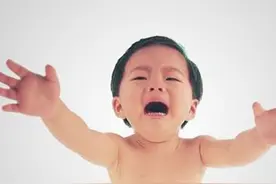 妈妈不要放开我的手，各种危险就在我们身边·原创图片
