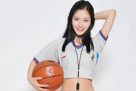 说真话！如果篮球场上的裁判这么穿，你的目光还会在球员身上吗？图片