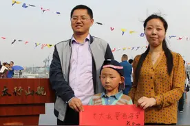 长大想当一名海军，驾着军舰去航海！图片