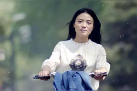 随意跟拍校园淑女的日常，举手投足间都是知性风尚图片