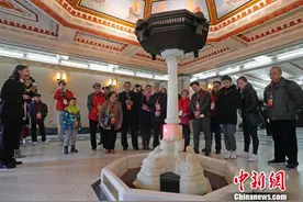 民众走进90岁“高龄”的上海海关大楼图片