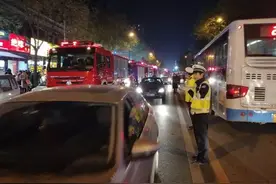 请给我一顶帽子西安雁塔交警图片