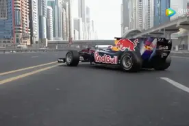 F1赛车开到市中心的大马路，原地漂移后才是霸气的开始图片