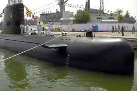 巴媒：巴总理首次在海上登上潜艇，称海军决心保卫瓜达尔港图片