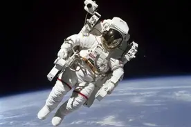 首位无绳太空漫步宇航员在加州辞世 终年80岁(图)图片
