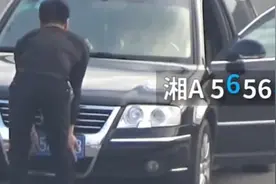 男子高速上演“魔术”：双手一抹 车牌瞬间变号图片