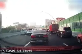 实线变道、顶翻后车、没带驾驶证，上海女司机被扣7分时擦泪图片
