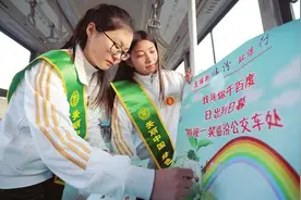 临汾举行“美丽中国绿色临汾环保行”主题公交美化活动图片