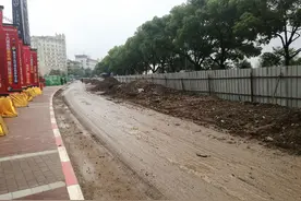 再泥泞的道路也阻挡不了我前往万达的脚步图片