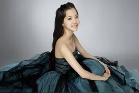 15岁的欧阳娜娜独自早起工作 上电梯 扮起小狗图片